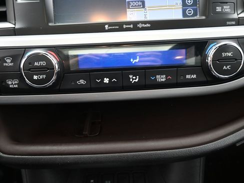 Used 2019 Toyota Highlander XLE image 3