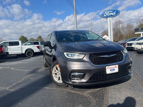 Used 2023 Chrysler Pacifica Touring-L image 2