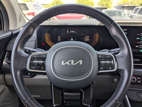 Used 2025 Kia Carnival FWD image 19