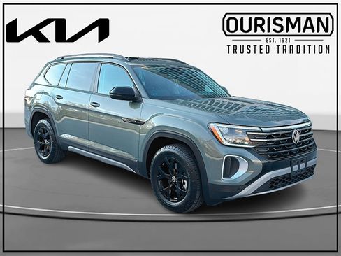 Used 2025 Volkswagen Atlas Peak Edition SE image 1