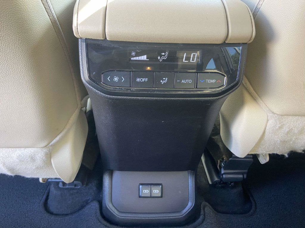 Used 2024 Toyota Highlander XLE FWD image 18