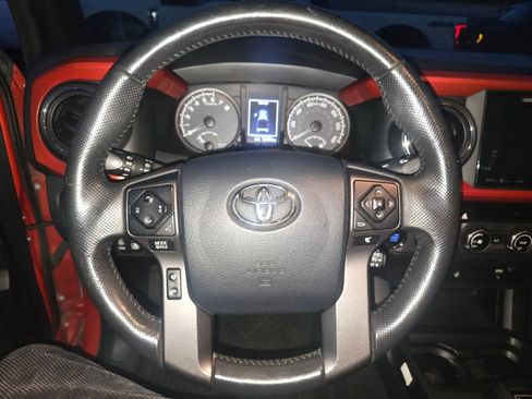 Used 2017 Toyota Tacoma TRD Off-Road image 10