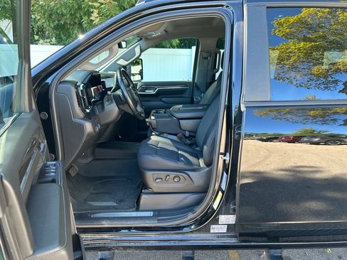 Used 2024 Chevrolet Silverado 2500 LT w/ Midnight Edition AWD/4WD image 5