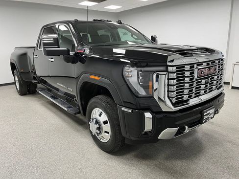 Used 2025 GMC Sierra 3500 Denali AWD/4WD image 2