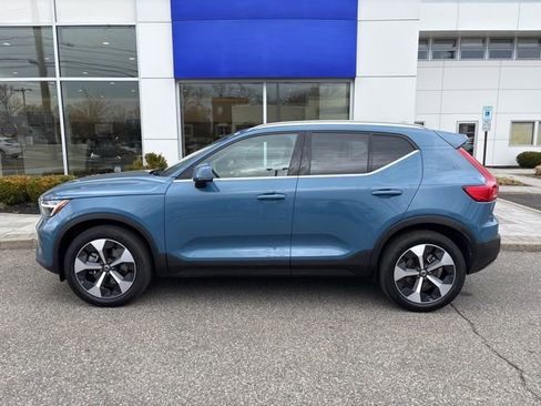 Used 2025 Volvo XC40 B5 Plus image 2