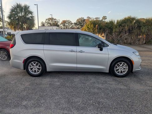Used 2024 Chrysler Pacifica Touring-L image 2