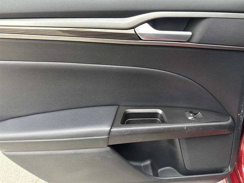 Used 2017 Ford Fusion SE w/ Fusion SE Technology Package image 14