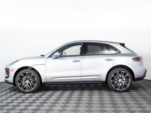 Used 2025 Porsche Macan image 2