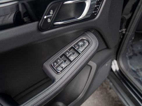 Certified 2026 Porsche Macan AWD/4WD image 18