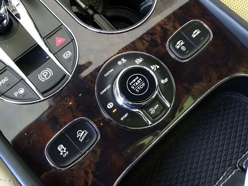 Used 2017 Bentley Bentayga image 25