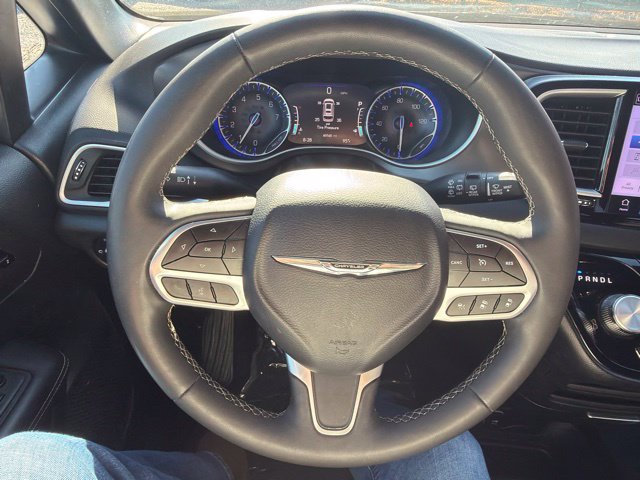 Used 2025 Chrysler Pacifica Select FWD image 10