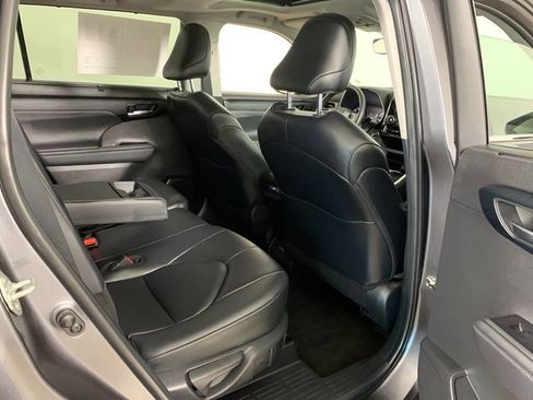 Used 2024 Toyota Highlander XLE AWD/4WD image 40