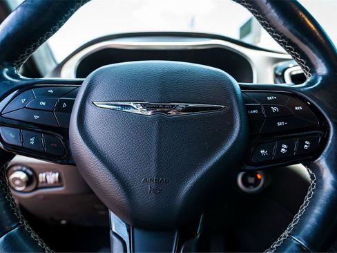 Used 2019 Chrysler Pacifica Touring-L FWD image 11