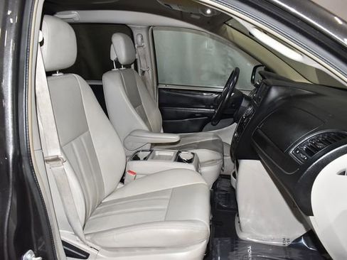 Used 2016 Chrysler Town & Country Touring image 22