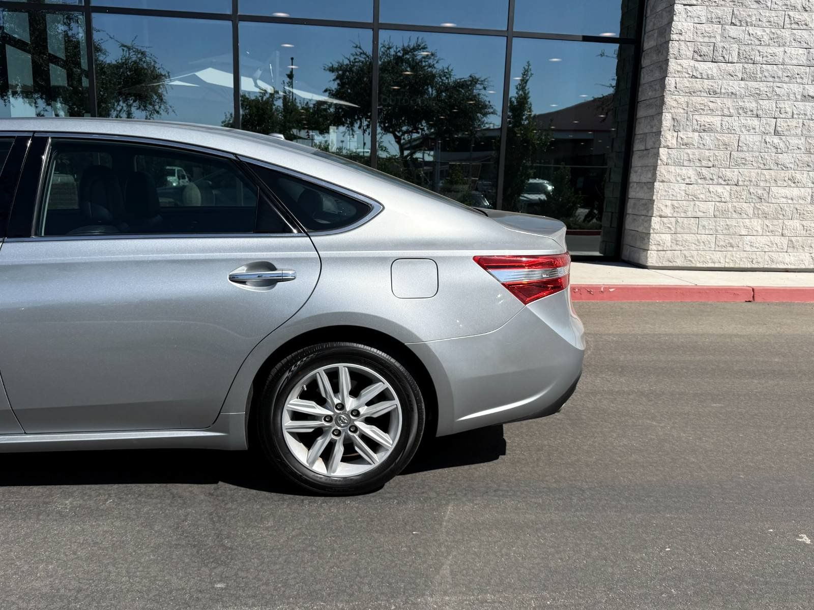 Used 2015 Toyota Avalon XLE FWD image 10