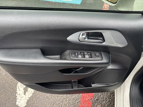 Used 2021 Chrysler Pacifica Touring w/ S Appearance Package image 11