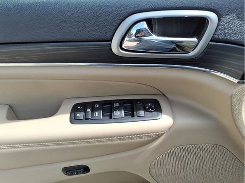 Used 2019 Jeep Grand Cherokee Limited image 11