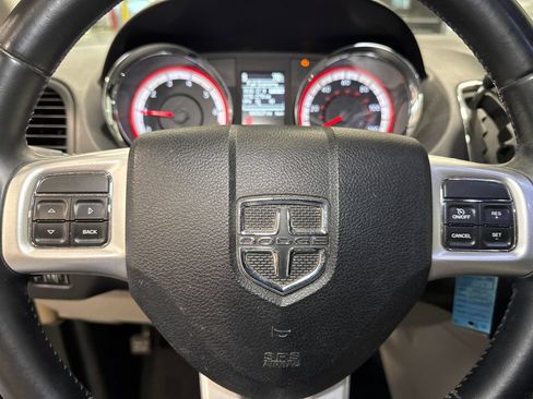 Used 2012 Dodge Grand Caravan Crew FWD image 17