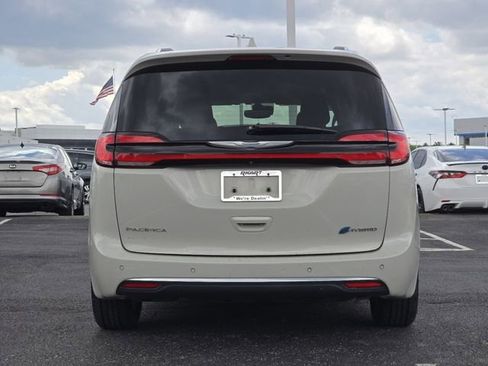Used 2021 Chrysler Pacifica Touring-L w/ Uconnect Theater Family Group FWD image 19