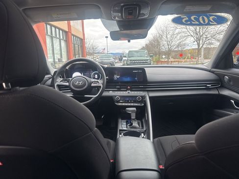 Used 2025 Hyundai Elantra SEL image 37