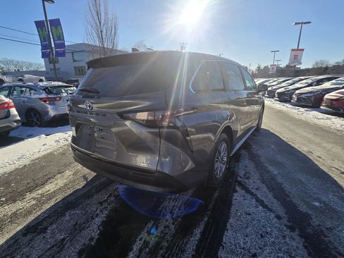 Certified 2024 Toyota Sienna LE image 7