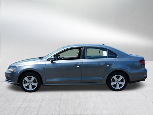 Used 2018 Volkswagen Jetta SE FWD image 4