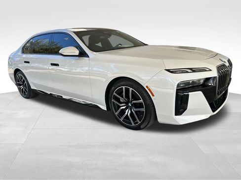 Used 2024 BMW 740i image 2