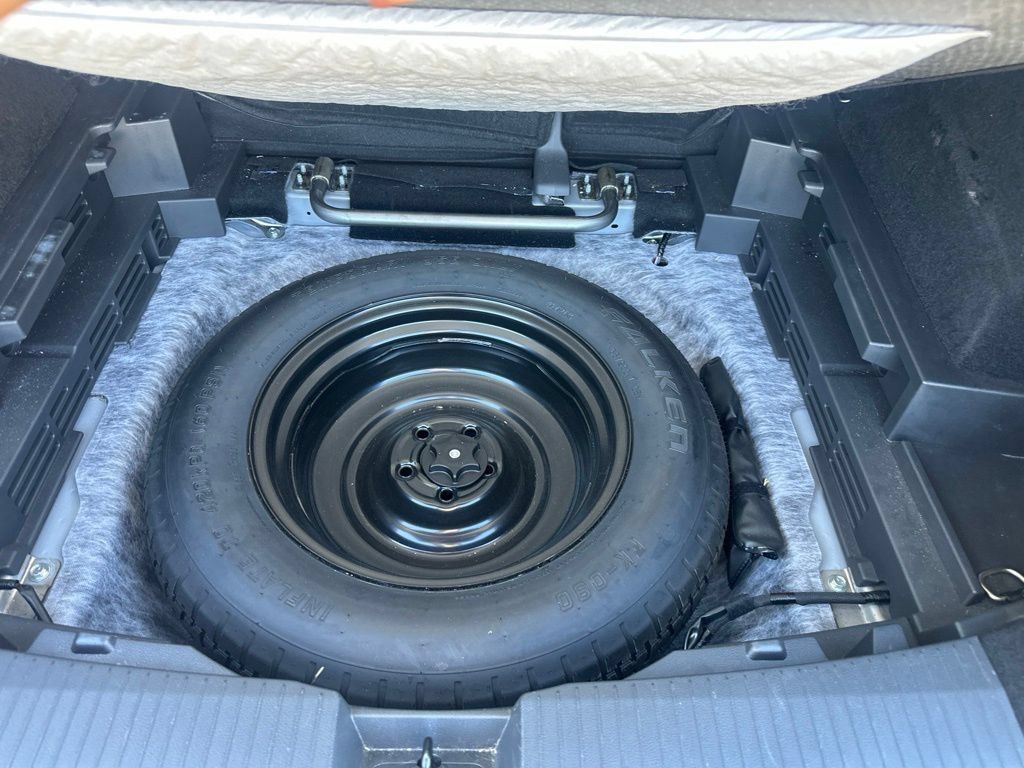 Used 2025 Nissan Rogue SV AWD/4WD image 8