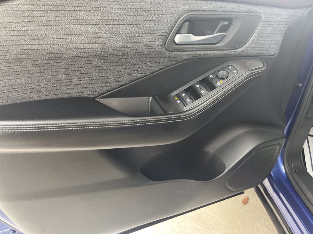 Used 2023 Nissan Rogue SV AWD/4WD image 11