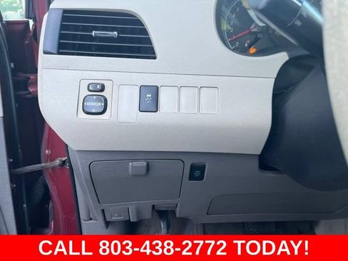 Used 2014 Toyota Sienna LE FWD image 28