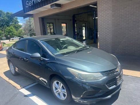 Used 2017 Chevrolet Cruze LT w/ Convenience Package FWD image 2
