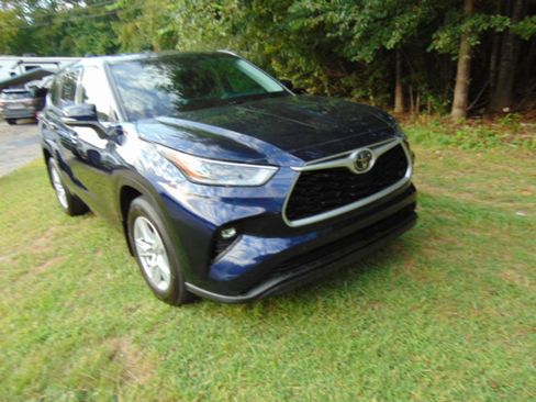 Used 2021 Toyota Highlander LE AWD/4WD image 2