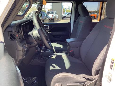 Used 2025 Jeep Wrangler Unlimited Rubicon w/ Convenience Group AWD/4WD image 8