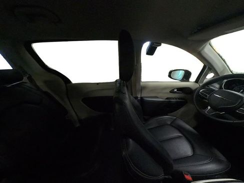 Used 2024 Chrysler Pacifica Touring-L image 36