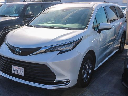 Used 2023 Toyota Sienna XLE FWD image 5