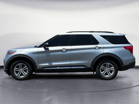 Used 2023 Ford Explorer XLT w/ Equipment Group 202A RWD image 3