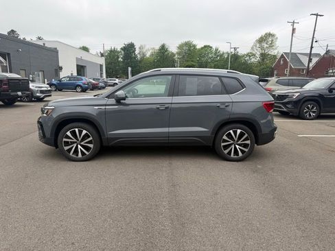 Used 2023 Volkswagen Taos SE w/ Panoramic Sunroof Package AWD/4WD image 9