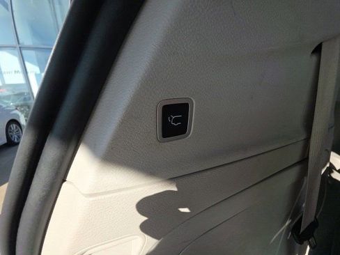 Used 2024 Chrysler Pacifica Select image 32