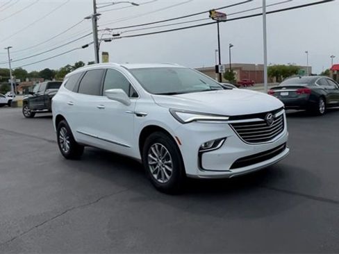 Used 2022 Buick Enclave Essence image 2