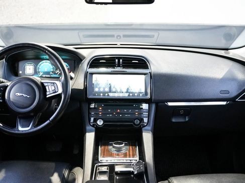 Used 2018 Jaguar F-PACE Prestige image 34