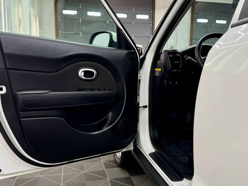 Used 2018 Kia Soul + image 6