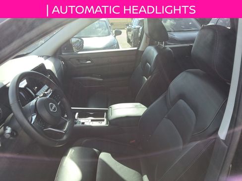 Used 2024 Nissan Pathfinder SL FWD image 11
