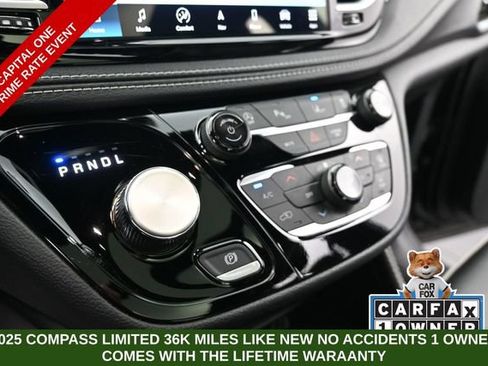 Used 2025 Chrysler Pacifica Limited FWD image 35