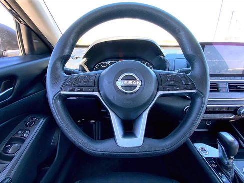 Used 2024 Nissan Altima 2.5 SV image 6