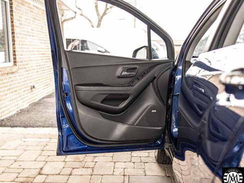 Used 2017 Chevrolet Trax LT w/ Sun & Sound Package image 17