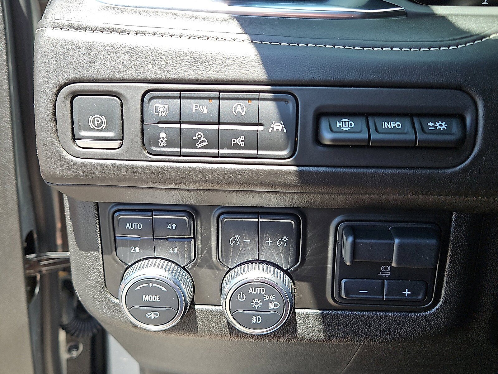 Used 2024 GMC Yukon Denali Ultimate AWD/4WD image 19