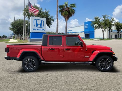 Used 2022 Jeep Gladiator Overland w/ Cold Weather Group AWD/4WD image 2