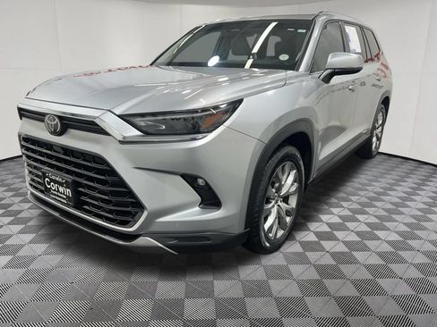 Used 2024 Toyota Grand Highlander AWD image 3