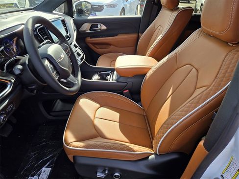 New 2026 Chrysler Pacifica Pinnacle image 5