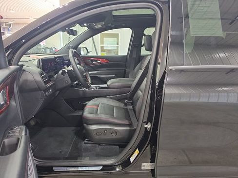 Used 2025 Chevrolet Traverse RS AWD/4WD image 24